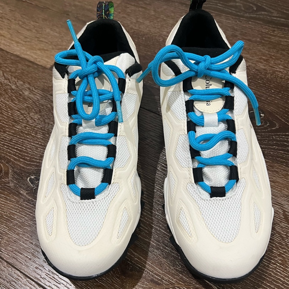 NWOT Columbia adventure Tokyo flow asphalt White Sneakers w/ Blue Laces size 8
